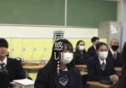 X『（乃木坂は）制服着て鼻声で踊るだけのお遊戯会』