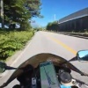 【動画】バイクの転倒動画、警備員とバイクのどちらが悪いか議論になる