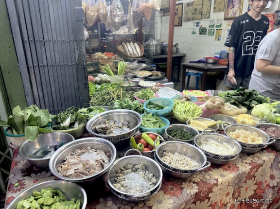 【カオトム ジェースワイ (カオトム 100ピー)】　at　MRTワットマンコン駅近く　～ヤワラートで100年続く老舗カオトム食堂の実力～
