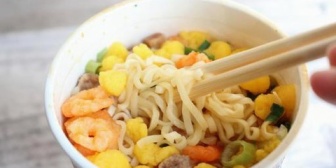 土曜日に一人で大掃除、夕食は俺はコンビニで買ったラーメン、嫁と子供は手巻き寿司。かなり頭に来ているんだが…