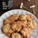 パリパリ香ばしい！やみつき黒ゴマきな粉クッキー