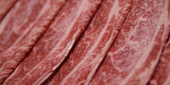 祖母が時々スーパーで高級な牛肉を買ってきてくれるんだけど、買ってすぐにトレーを捨ててビニール袋に入れてくる…