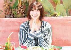 【乃木坂46】小指の癖なおった？w なぁちゃんの最新「ピース」写真がコチラ！