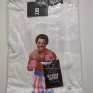 6221：試合会場に垂れ下げられていたアポロ・クリードの肖像画デザインが入ったTシャツ