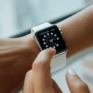意識高い系ってスマートウォッチ付けてるよねあれ万歩計しか使えなくね？