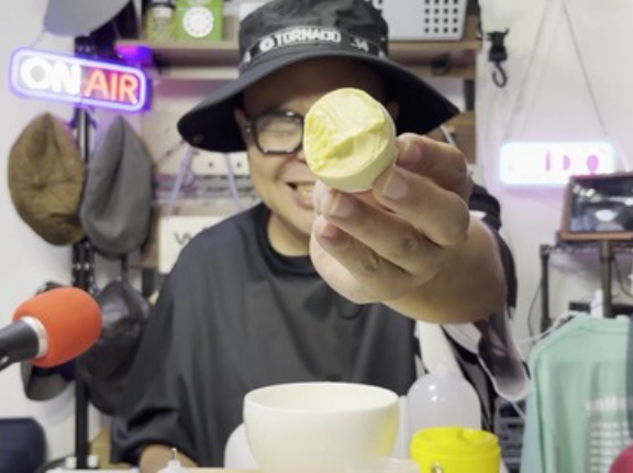 黄色一色の黄色い茹でたまごを作ったので、何も知らない情弱オジサンに食べさせてみた。