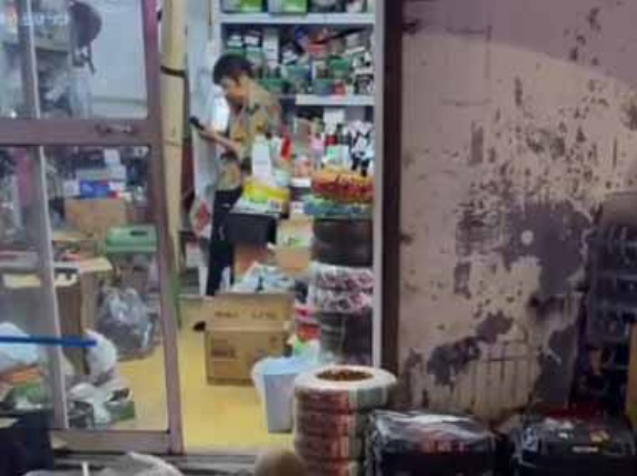 １匹のイヌが店の前にいた。冷やかしはお断りだよ → 店番犬はこんなポーズです…