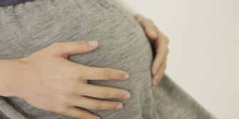 妊娠中、突然後ろから突き飛ばされて蹴りも入れられた。女が「大丈夫ですか？起き上がれます？」とか優しく聞いてくるけど明らかに蹴ったのこの女・・・