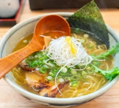 枚方市駅ちかくにつくってた「麺屋あまのじゃく」がオープンしてる。『Bistro Fumi』があったとこ