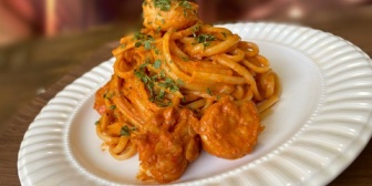 【にじさんじ】トラウトシェフ、ランチに手料理のエビのクリームパスタ「殻付き海老を買ってアメリケーヌソースを作る所から。皆さんは店に行きましょう。」