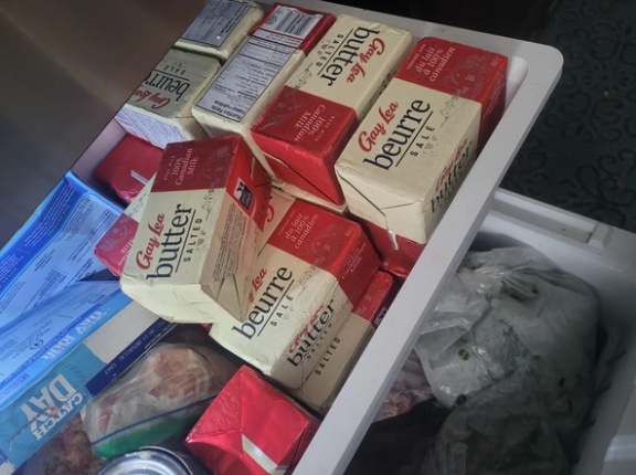 外国人「妻がとんでもない量のバターを食べてるんだけどどう思う？」　海外の反応。