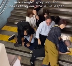 日本人が痴漢を皆で協力して捕まえる動画が話題に！　海外の反応。
