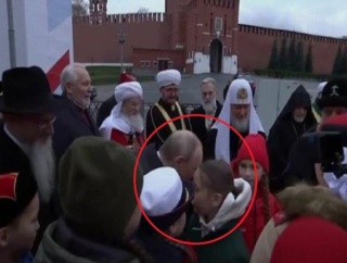 「戦争で負傷したおじを治療して」赤の広場でプーチン大統領に直談判した11歳少女！