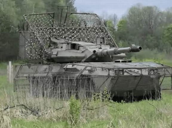 ウクライナ軍がゴテゴテ装備で強化した伊製の装甲車「チェンタウロ」を初公開！