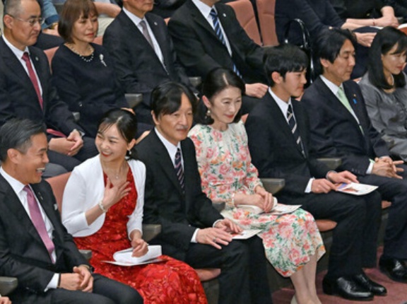 秋篠宮ご一家　パラグアイ日本人移住90周年記念コンサートをご鑑賞