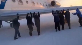 【ロシア】低温で滑走路に張り付いた航空機、乗客に押してもらってやっと離陸