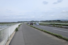 自転車は車道を走れって言うけど、こんな道でも車道を走るの？