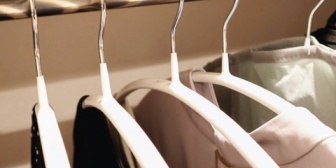 洗濯物を干す時、毎回クローゼットで妻の洋服を一枚ずつ動かして、隠れている空のハンガーを探すのが大変。