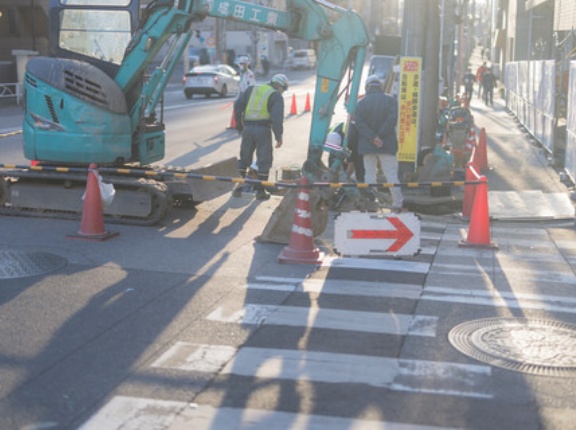 【悲報】建築業わい「ん…？なんか出てきた…？土器…？」先輩「あっ埋めといて埋めといてｗw」⇒！