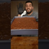 『5つの材料で作れるクランチチョコレートケーキの作り方』の画像