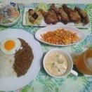 キーマカレーと骨付きチキンの唐揚でお昼ご飯。