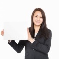 【水泥棒】Aママがうちのベランダに立っているのを目撃！彼女は慣れた様子でホースを外し、自分が持ってきた青いホースをつないで水道を出して洗車を始めた！