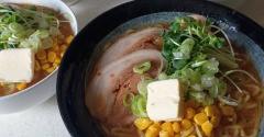 台風はもうやめて😭と、キラキラブルーの肉球つくりました。