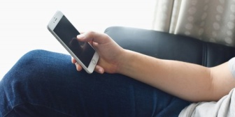 彼女と半年付き合っているが、手を繋ぐのを拒否され続けている。周りの目や照れからだと説明されているが…