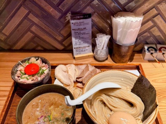 外国人「つけ麺に興味無かったけど日本で食べて人生間違えてたと気付いた」