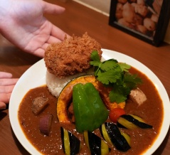 【オカノカリー】と【ホピ珈琲】のカレーと【春馬 海の物 山の物】の蕎麦ランチ。