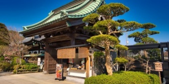 寺を観光してたら、「そろそろ閉門なので下に降りてください」と言われた。17時閉門に対し16:43だったからイラッときた…