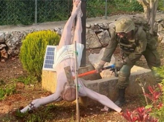 イスラエル兵がキリスト像を破壊か！？　世界で大炎上！　海外の反応。