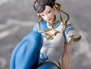 【悲報】カプコン春麗の公式フィギュアでふざけてしまう