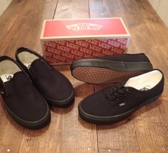 『VANS』オールブラックスニーカー