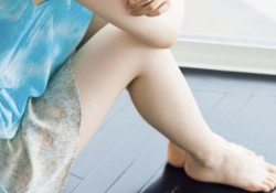 日向坂46のOG、凄まじい太ももを公開してしまうwwwwww
