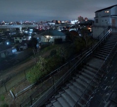 夜散歩のススメ5209「造成地階段と低地・高速道の対比」