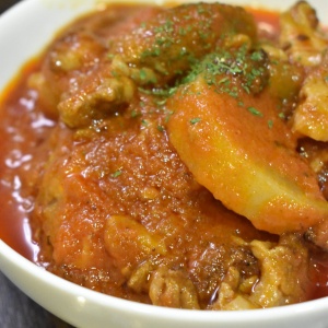 シンプルでも絶品♪牛肉と大根のトマト煮込み