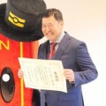 とにかく明るい安村、外務大臣の前でスーツ姿