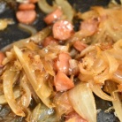新玉ねぎとウインナーのおかか炒め丼
