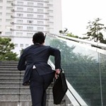 普通の会社員って大体何時に家出るの？ 	