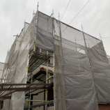 『安全作業と飛散防止ための足場設置が無事完了しました』の画像