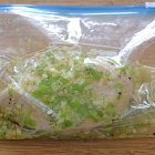 暑い日はレンジでしっとり♪鶏むね肉のネギ塩レモン！