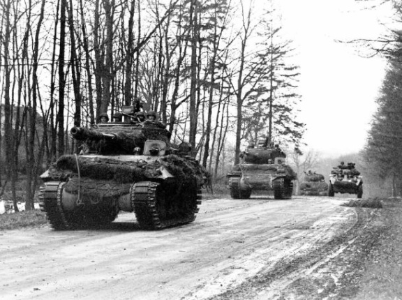 ドイツの重要な交易路レムゴ近郊を前進する米陸軍第2機甲師団…1945年4月！