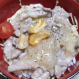 『ガーリックを効かせた豚肉塩ダレ丼』の画像