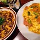 川菜館で卵とトマト炒めの味を確認する