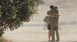 恋人と抱擁する写真を撮られたイスラエル軍兵士、数時間後に前線で死亡