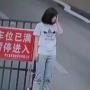 とある女性が街中で急に服を脱がされ、ガチで困惑する様子が収められた動画が拡散される