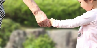 【愚痴】二歳半の娘、家ではパパーパパーと甘えてくるのに外に出ると無表情。手をつなごうとしても嫌がられる…