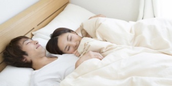 彼氏の隣で裸で寝てみた結果ｗ