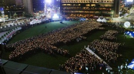 【韓国】セウォル号沈没を追悼して4475人がペンライトで船を描く → 「世界で最も悲しい挑戦」と自画自賛してギネス申請へ